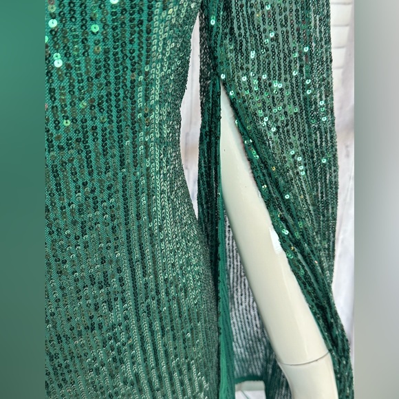LA FEMME DRESS in emerald sequence. - Picture 3 of 8